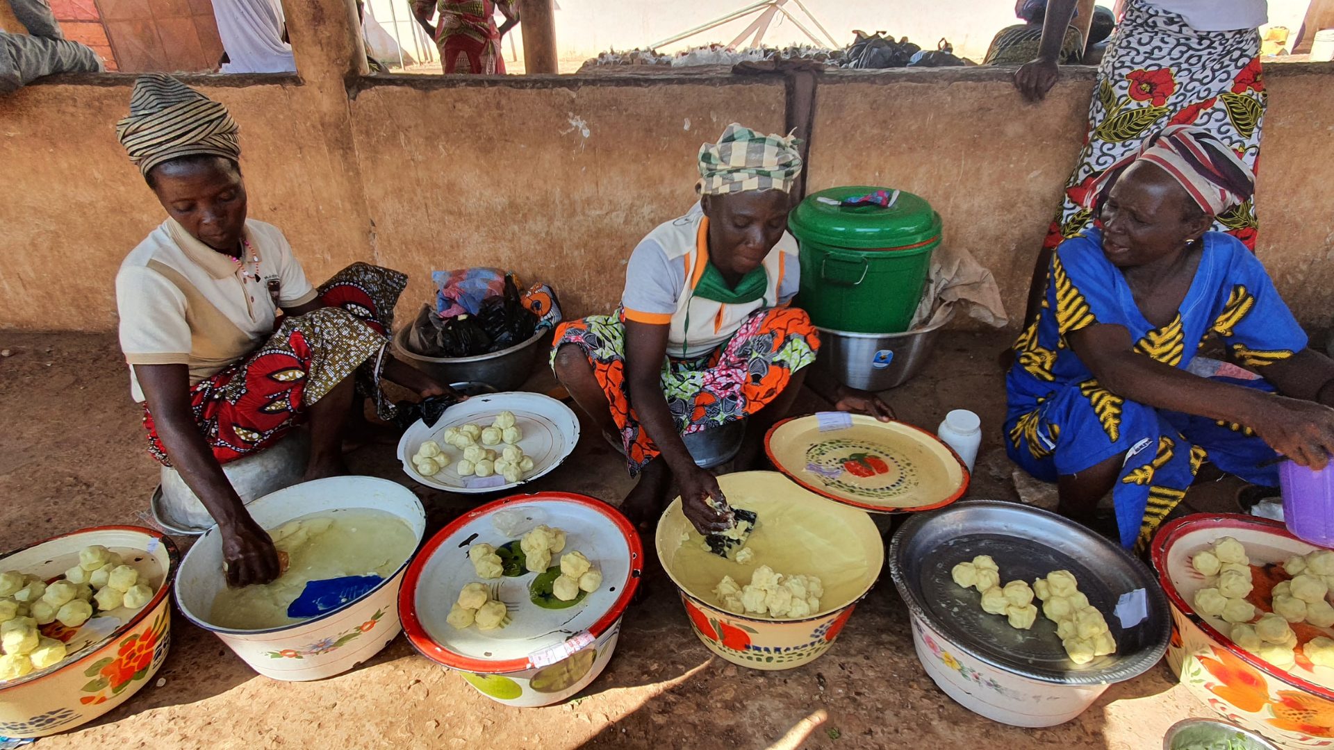 Femmes vendeuses de beurre karité pur au Bénin